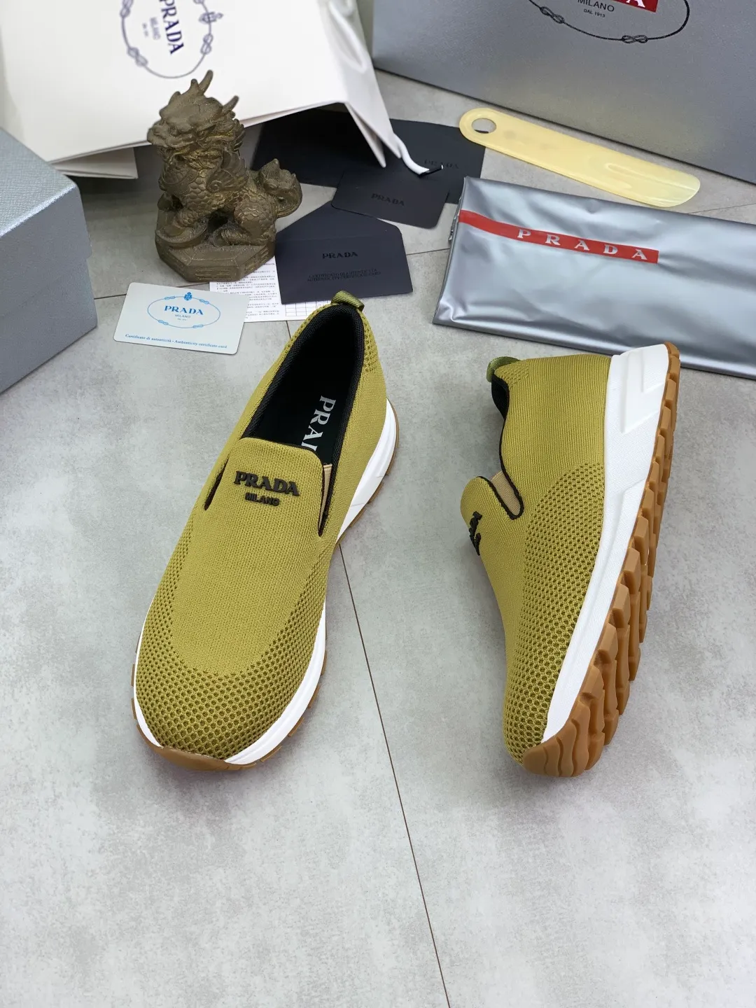Men's shoes 💰P560💰[New model] Flying weave series (summer must-have) is now available on the official website, 🆘 Trendy brand (Prada) mainly promotes popular models, avant-garde and versatile fashionable men's shoes, private version molding, cowhide surface splicing 1:1.. Simple fashion, original imported cowhide lining and cowhide feet; the atmosphere and personality are more fashionable, eye-catching and pursuing class. It will subvert the old idea and be a must-have for fashion trendsetters with you! Must keep it for yourself! High-end comfort and low-end, high-end quality workmanship. Size: 38-45 6️⃣colors available.